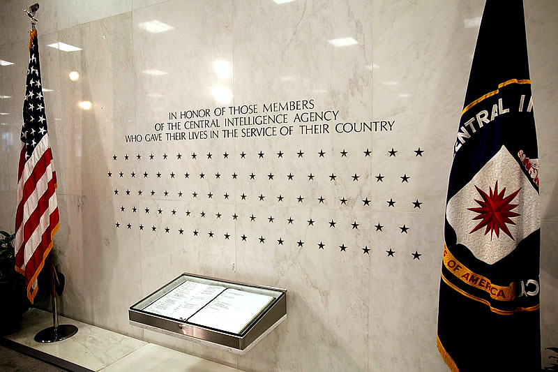 Стена славы в штаб-квартире ЦРУ. Звездочки вместо имен сотрудников – конспирация превыше всего.