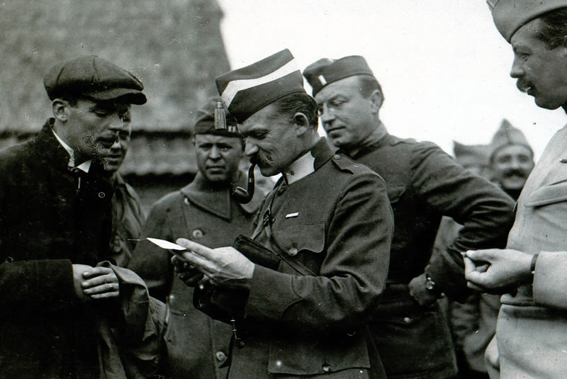 Бельгийский и американские офицеры допрашивают неизвестного, заподозренного в шпионаже в пользу Германии. Западный фронт, ноябрь 1918 г.