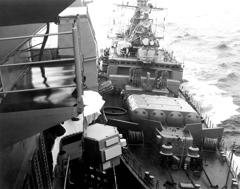 Сторожевой корабль &#171;Беззаветный&#187; (на фото справа) наваливается на борт крейсера Yorktown.