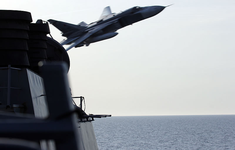 Бомбардировщик Балтийского флота Су-24 пролетает вблизи американского эсминца Donald Cook 12 апреля 2016 г., чтобы развернуть его в сторону моря.