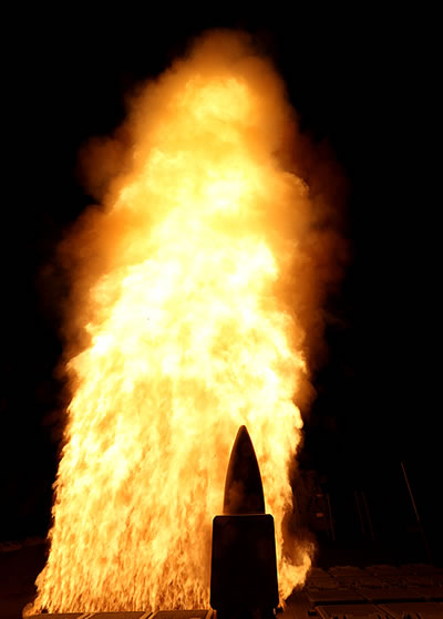 Старт ракеты-перехватчика SM-3 Block IIA с борта эсминца John Finn.