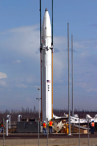 Ракета-перехватчик GBI загружается в шахтную пусковую установку.