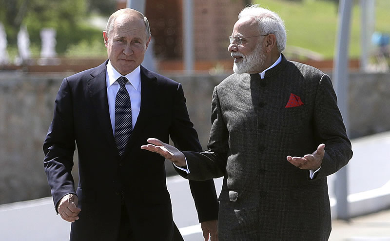 Президент России Владимир Путин и премьер-министр Индии Нарендра Моди в ходе Восточного экономического форума во Владивостоке.