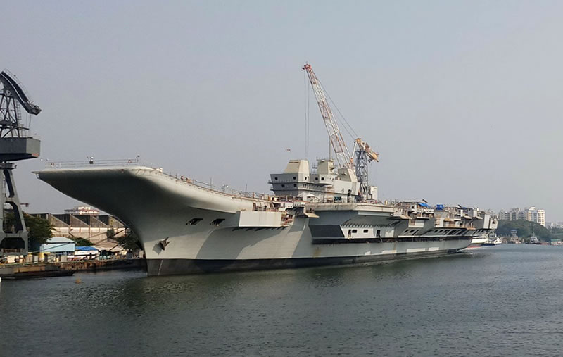 Авианосец INS Vikrant у достроечной набережной Cochin Shipyard Limited.