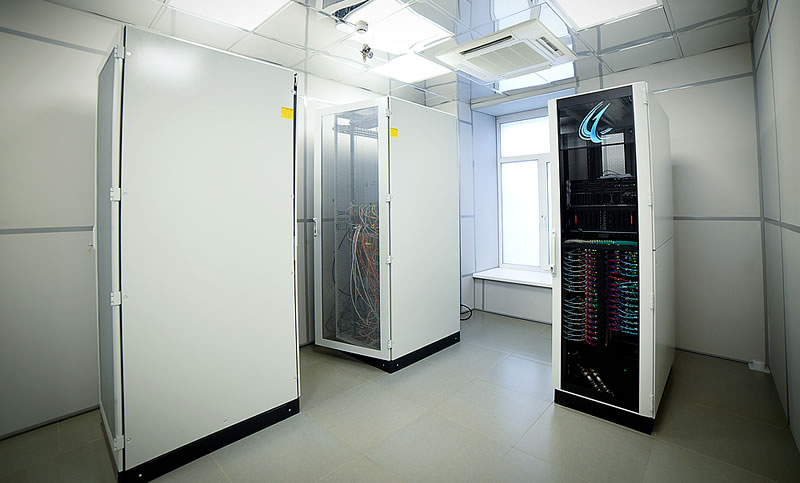 Суперкомпьютер, установленный в ОКБ, полностью загружен решением различных классов задач компьютерного моделирования физических процессов.