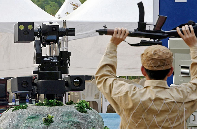 Южнокорейский боевой робот SGR-A1 по умолчанию считает, что любой человек, входящий в Корейскую демилитаризованную зону, – враг.