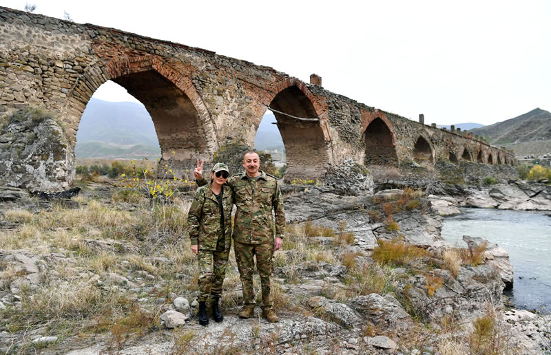 Президент Азербайджана Ильхам Алиев и Первая леди Мехрибан Алиева осматривают Худаферинские мосты на освобожденной от армянской оккупации территории.