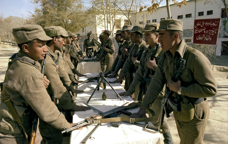 Афганские солдаты принимают присягу. В 1983 г. более половины пехотных дивизий имели в своем составе от 34 до 56% личного состава.