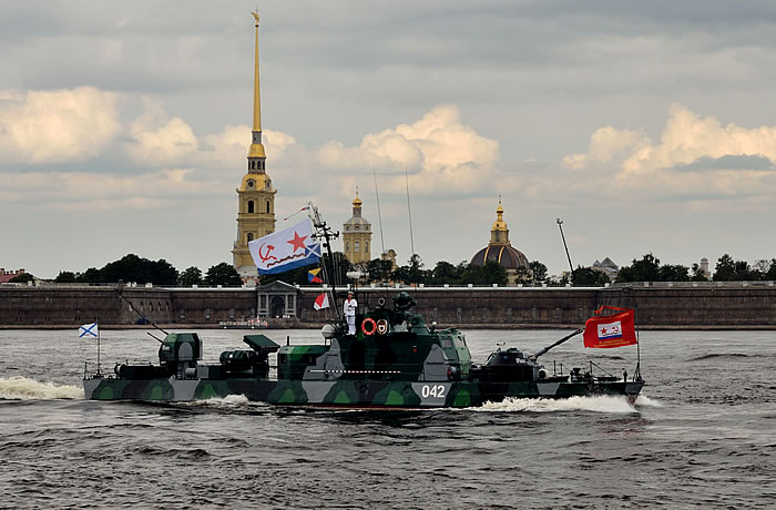 Артиллерийский катер АК-201 Каспийской флотилии на военно-морском параде в Санкт-Петербурге в 2018 году.