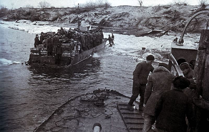 Бронекатера переправляют на правый берег Волги пополнение и боеприпасы.