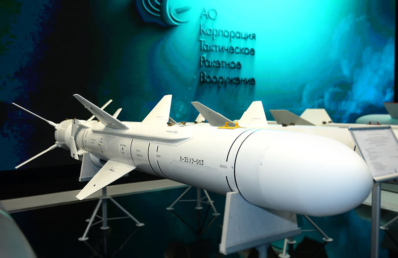 Тактическая противокорабельная ракета Х-35УЭ предназначена для поражения как надводных кораблей, так и наземных целей.