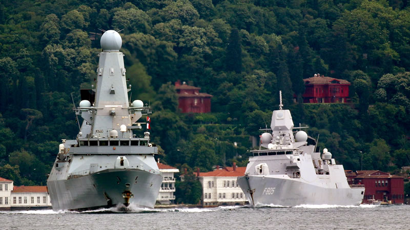 Эсминец Defender и голландский фрегат Evertsen проходят Босфором в Черное море.