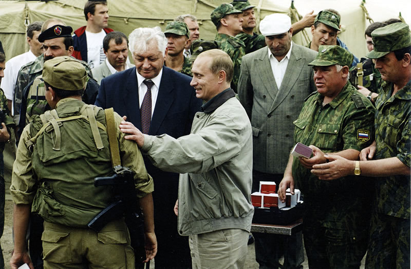 Владимир Путин вручает награды военнослужащим, отличившимся в боях с террористами. Ботлих, 1999 год.