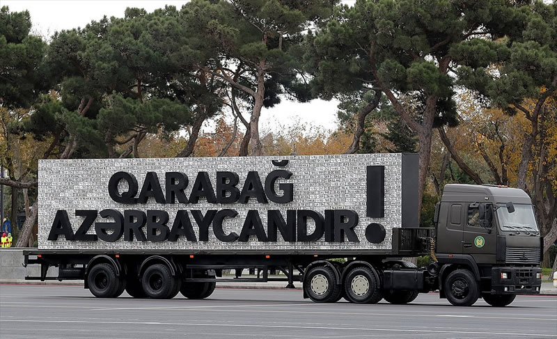 Кульминация Парада Победы: панно с лозунгом &#171;Карабах – это Азербайджан!&#187; на фоне номеров армянских трофейных военных грузовиков.