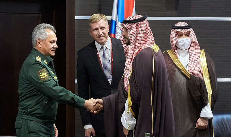 Министр обороны России Сергей Шойгу во время встречи с заместителем министра обороны Саудовской Аравии принцем Xаледом бен Салманом Аль-Саудом.