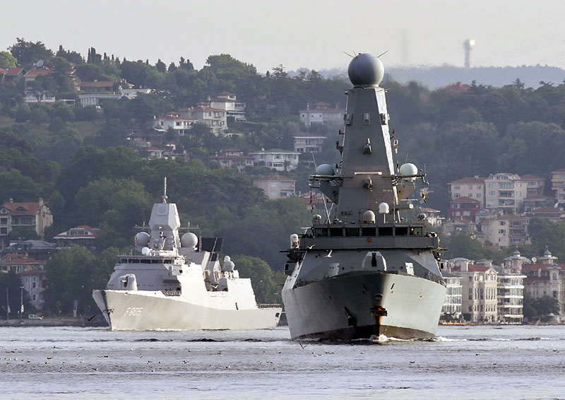 Британский эсминец Defender проходит через Босфор после провокации в территориальных водах России вблизи крымских берегов.