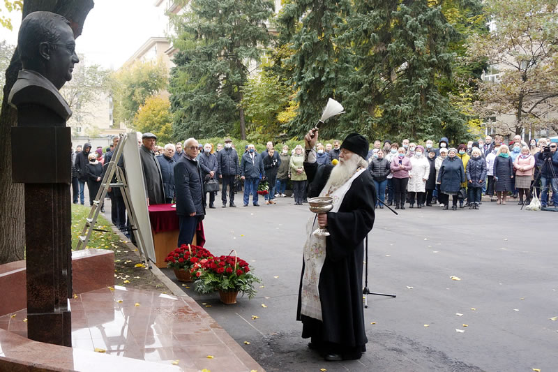Отец Николай освящает памятник.