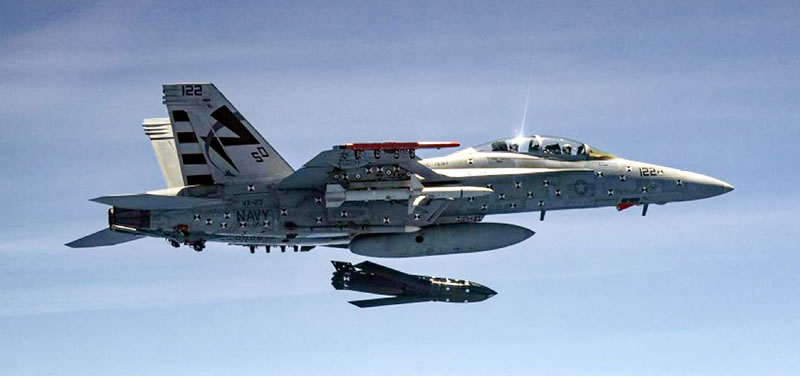 Палубные истребители-бомбардировщики F/A-18 ВМС США являются носителями ПКР AGM-158C LRASM с дальностью полета 930 км.