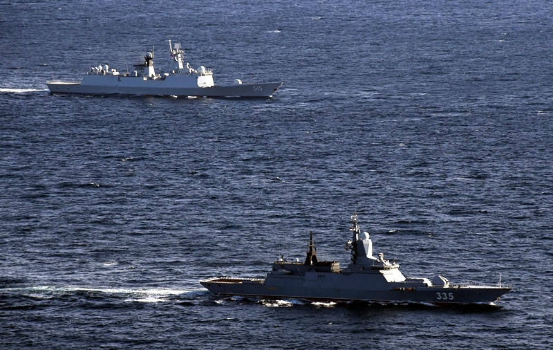 Корвет &#171;Громкий&#187; (на первом плане) и фрегат ВМС НОАК Binzhou отрабатывают совместное плавание на маневрах &#171;Морское взаимодействие-2021&#187;.