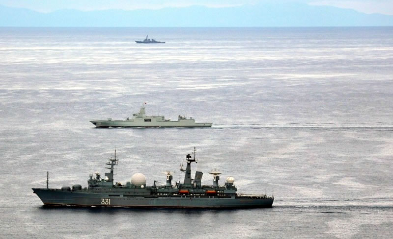 Корабль измерительного комплекса &#171;Маршал Крылов&#187; (на первом плане), за ним – китайский эсминец Nanchang и ближе к горизонту – американский эсминец Chafee во время прохождения Сангарского пролива.