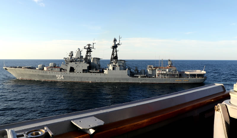 На снимке, сделанном с борта эсминца Chafee, видно, как БПК &#171;Адмирал Трибуц&#187; преграждает ему путь в российские воды.