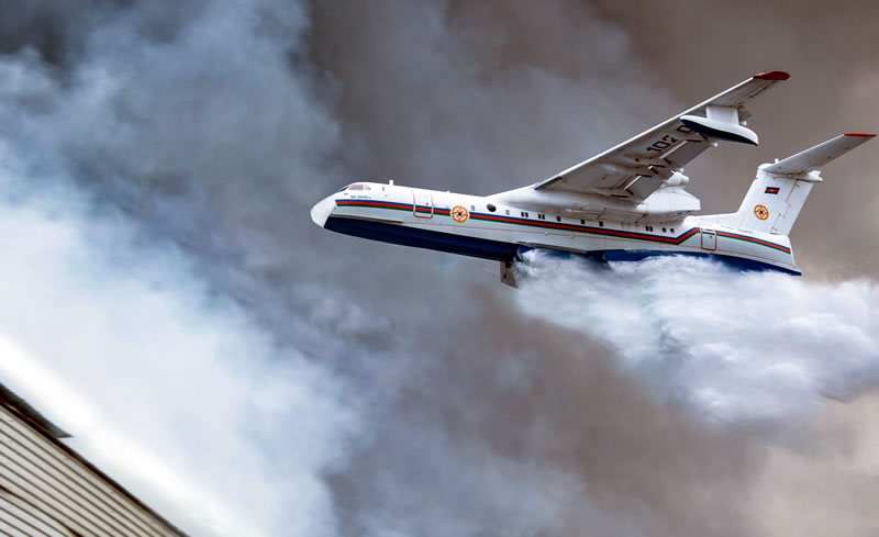 Авиационный парк Министерства по чрезвычайным ситуациям включает самолет-амфибию Бе-200ЧС, который используется при тушении сложных пожаров.