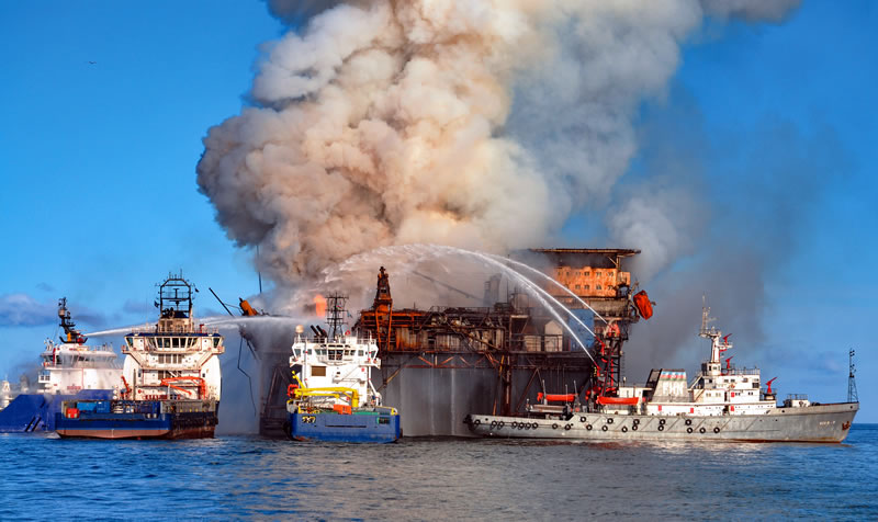 Тушение пожара на морской буровой платформе в Каспийском море.