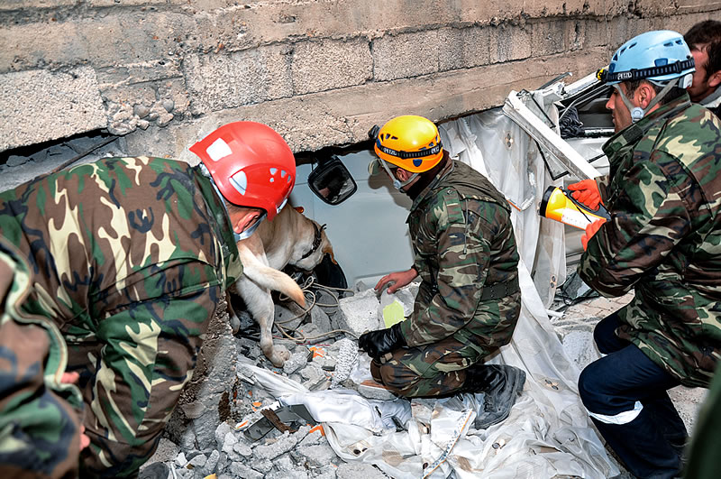 Аварийно-спасательная операция по ликвидации последствий землетрясения. Поиск людей под завалами.