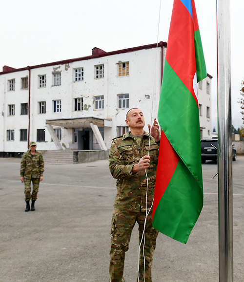 Президент Азербайджана Ильхам Алиев поднимает государственный флаг на освобожденных от армянских оккупантов территориях.