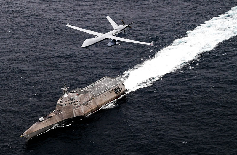 БЛА MQ-9 Sea Guardian пролетает над литоральным боевым кораблем Coronado.