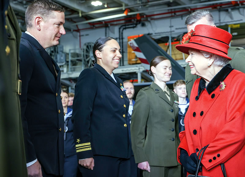 Королева Елизавета II беседует с военнослужащими на борту Queen Elizabeth.