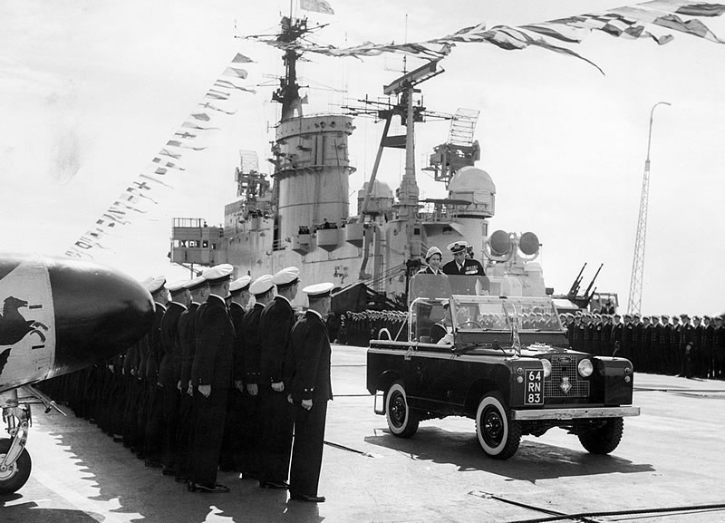 1959 г. Королева Елизавета II объезжает строй моряков на палубе авианосца Eagle.