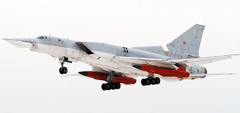 Бомбардировщик Ту-22М3 с ракетами-убийцами авианосцев Х-32.