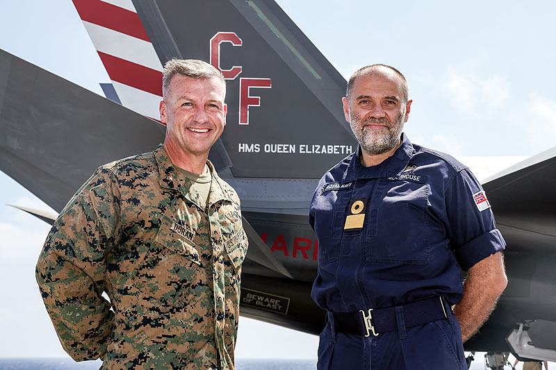 Бригадный генерал Корпуса морской пехоты США Саймон Дорэн (слева) и коммодор Стивен Мурхаус, командовавший АУГ CSG 21, на палубе Queen Elizabeth.