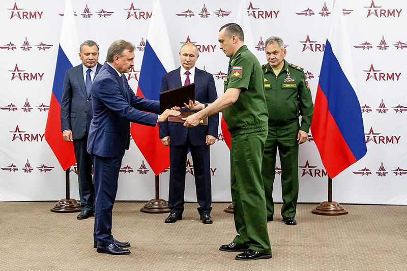 Подписание контракта на поставку ВКС России перспективных авиационных средств поражения для многофункционального авиационного комплекса пятого поколения Су-57.