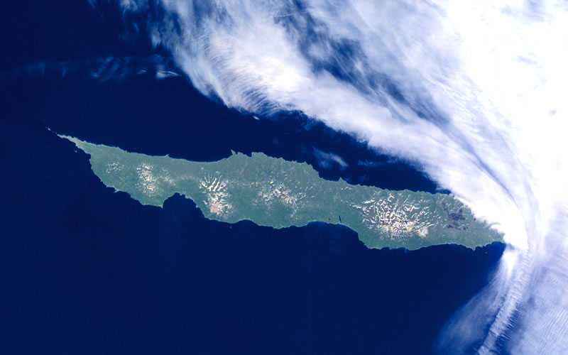 Вид на остров Уруп из космоса. Он больше похож на ящерицу, нежели на форель.