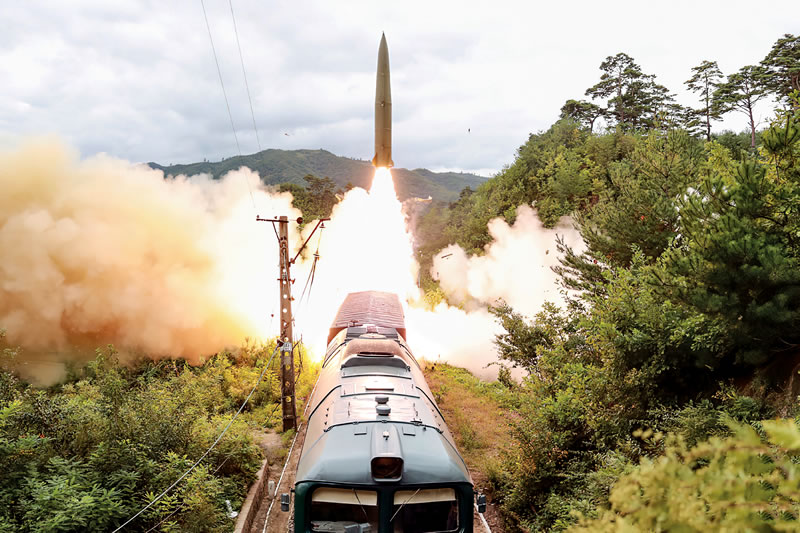 БЖРК выполняет пуск ракеты KN-23.