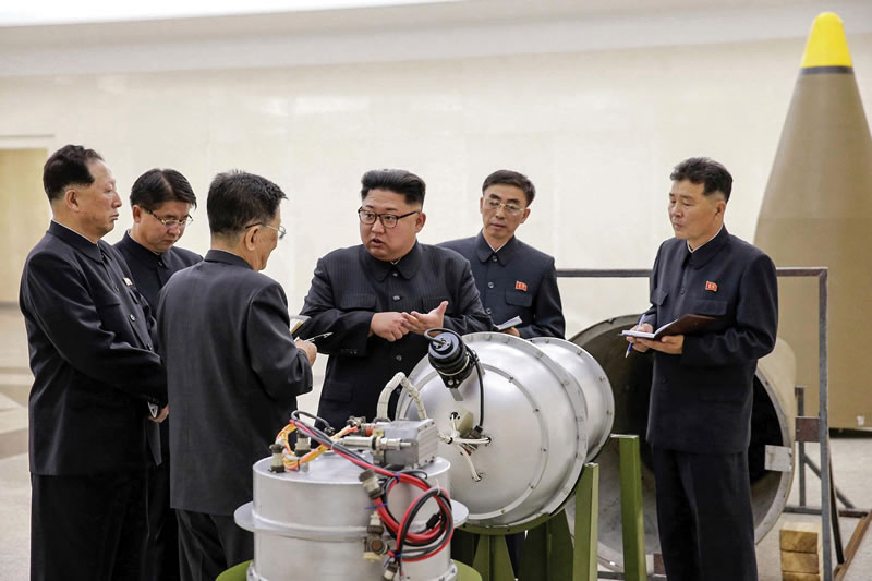 Ким Чен Ын заслушивает доклад северокорейских специалистов о создании термоядерных боевых блоков для МБР.