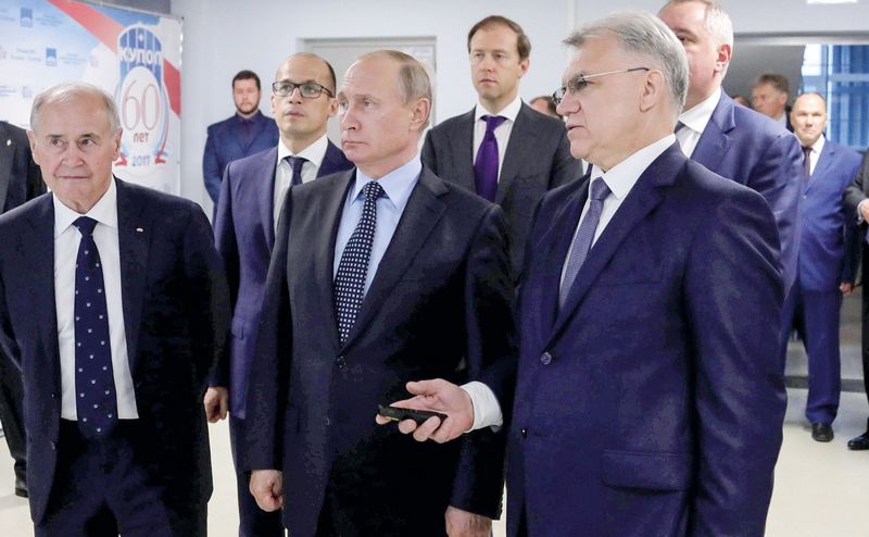 Президент России Владимир Путин во время посещения ИЭМЗ &#171;Купол&#187; 