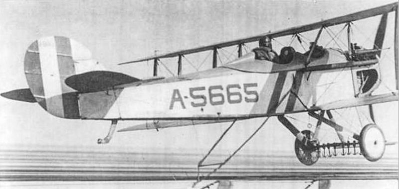 1923 год. Истребитель Vought VE-7 совершает посадку на палубу авианосца Langley.