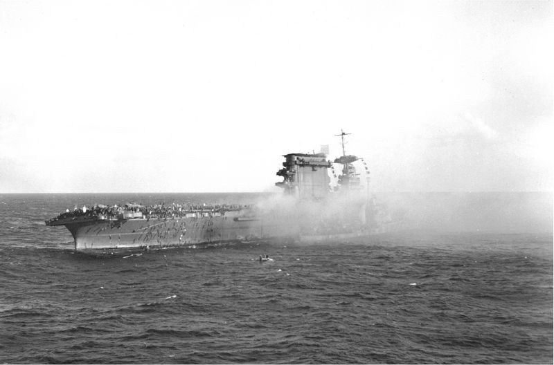 Авианосец Lexington дымится и гибнет после сражения в Коралловом море.
