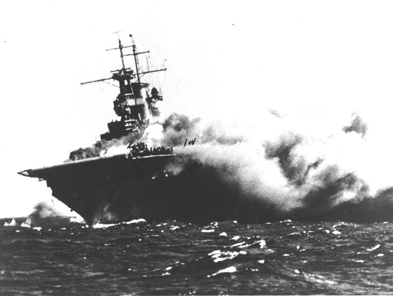 Авианосец Wasp горит и тонет после попадания японской торпеды.