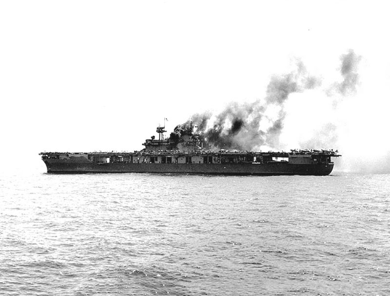 Пожар на авианосце Yorktown после атаки японских пикировщиков.