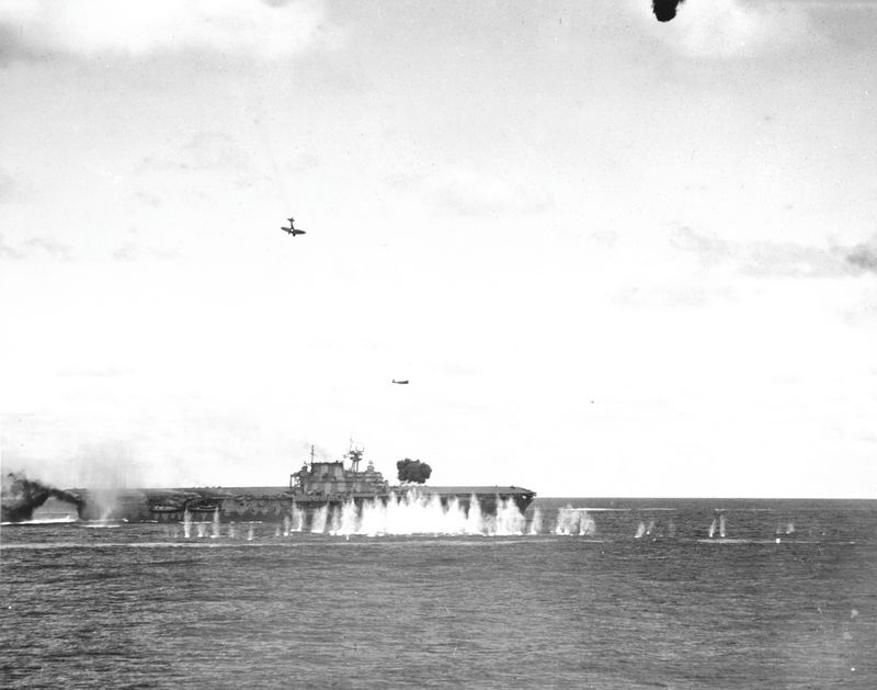 Японские самолеты наносят смертельные удары по авианосцу Hornet в бою у островов Санта-Крус.