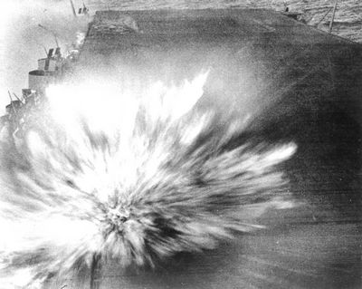 Взрыв японской бомбы на полетной палубе авианосца Enterprise в бою у&nbsp;Восточных Соломоновых островов 24 августа 1942 года. Автор фото Роберт Фредерик Рид погиб в тот момент, когда нажал на спуск своей камеры.