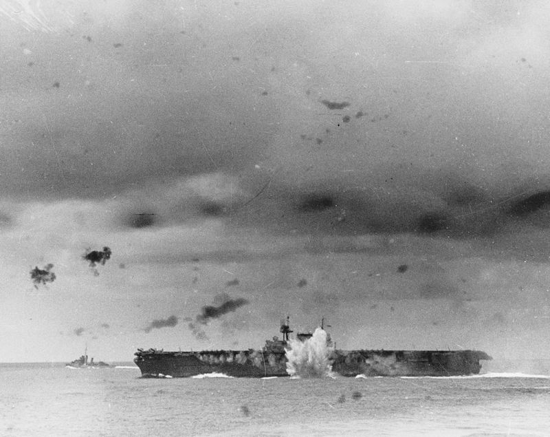 Авианосец Enterprise отражает налет японской авиации в бою у островов Санта-Крус 26 октября 1942 года.