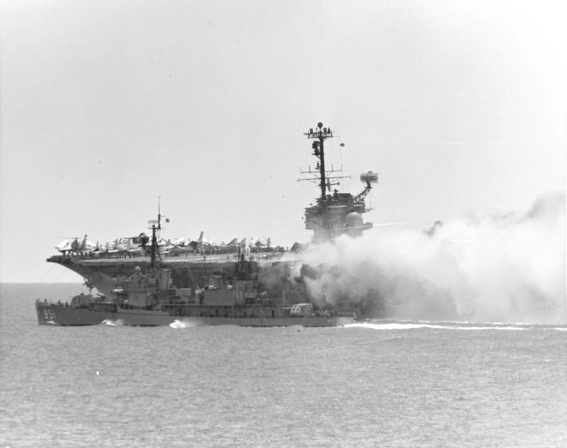 Авианосец Forrestal горит у берегов Вьетнама 29 июля 1967 года.