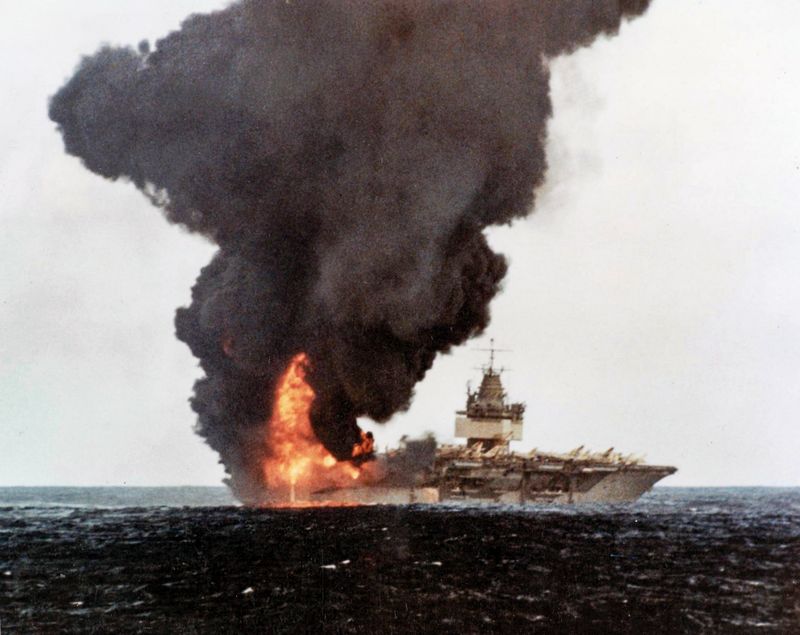 Огромный пожар пылает на корме атомного авианосца Enterprise 