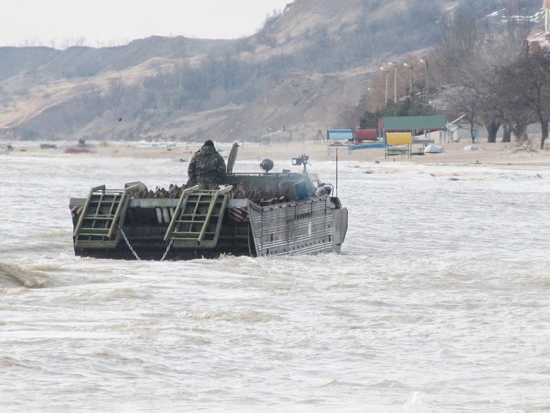 Постановка мин ЯРМ с украинского плавающего транспортера ПТС.