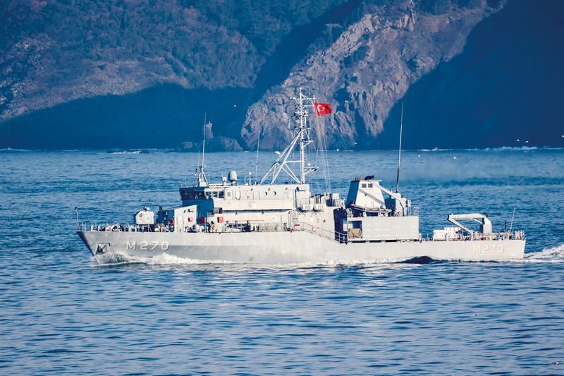 Тральщик Akcay типа Alanya ВМС Турции во время патрулирования в проливе Босфор.
